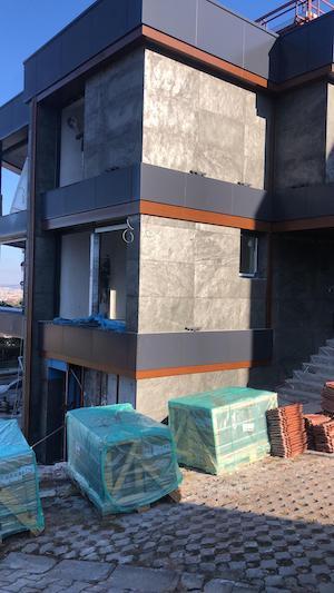 silver grey ince taş bina dış cephe uygulaması